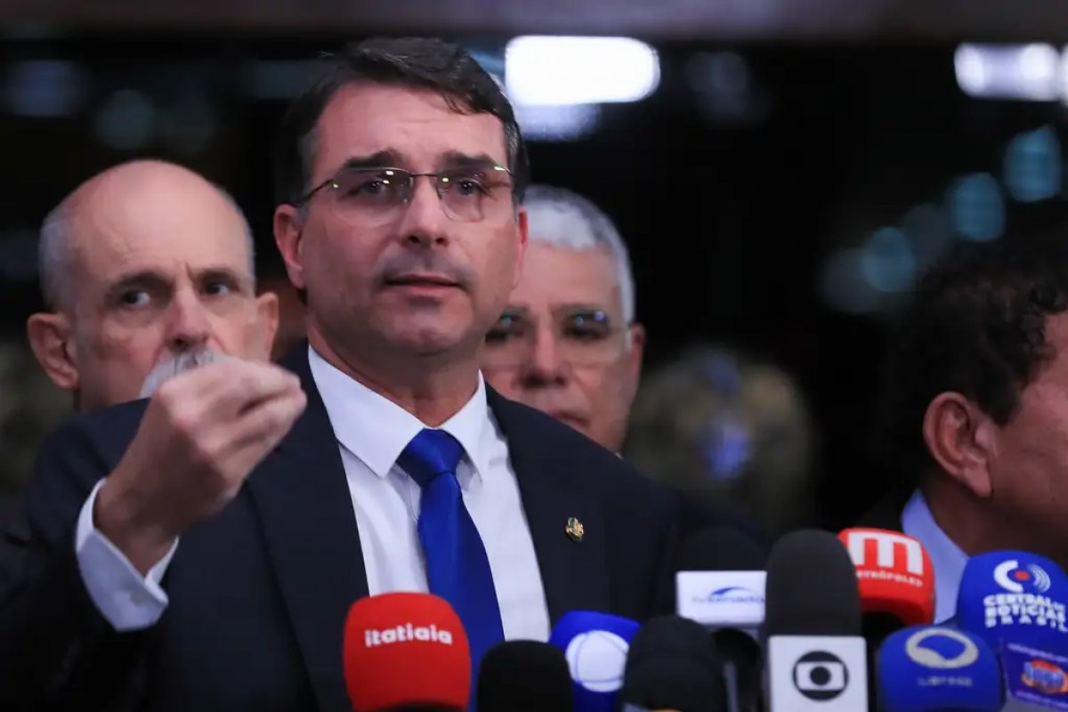 Cúpula do PL avalia caso de Flávio Bolsonaro para decidir se defendem novas opções de candidatos ao Planalto, diz jornal 