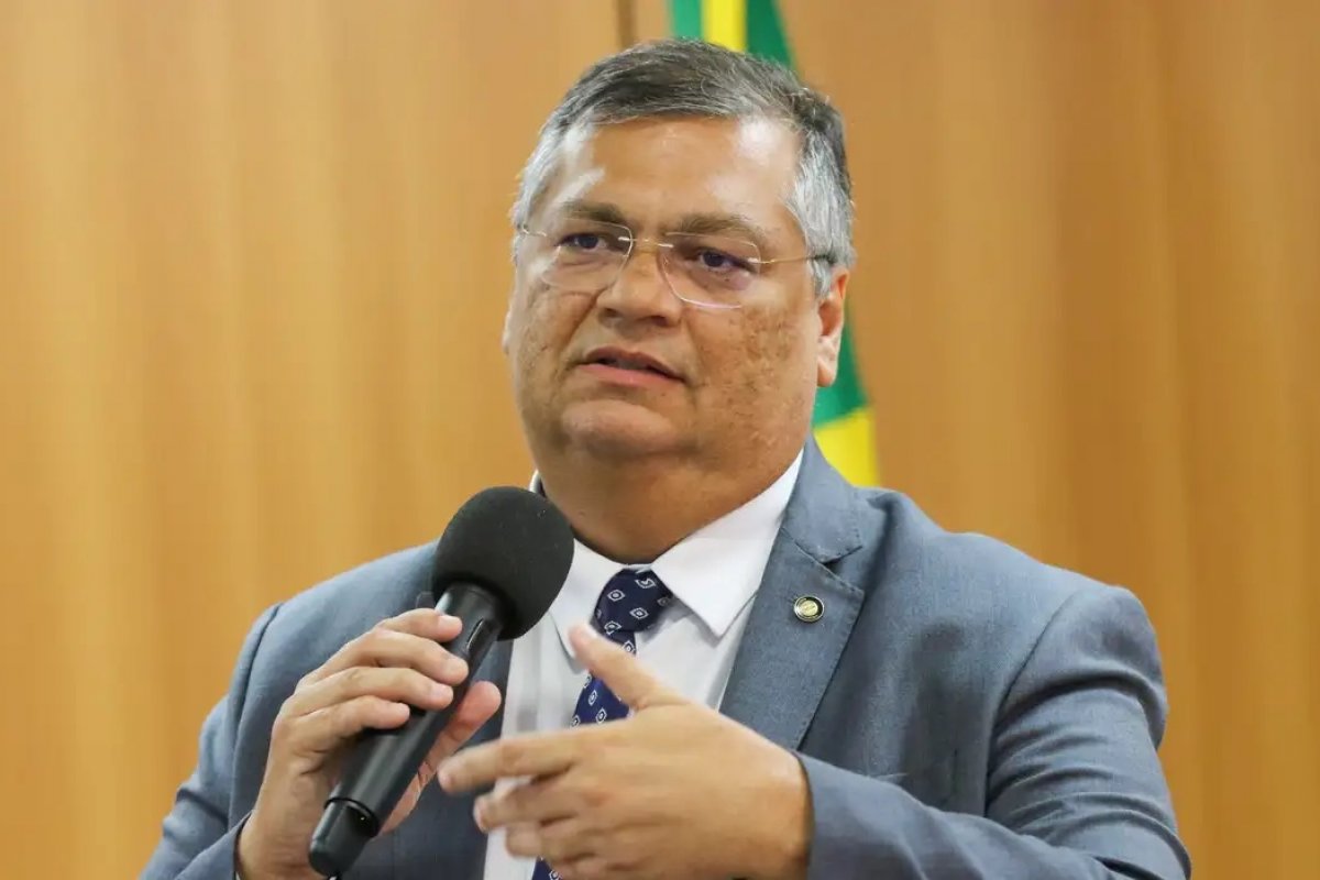 Dino manda Câmara informar em até 48h viagem de Mário Frias ao Bahrein