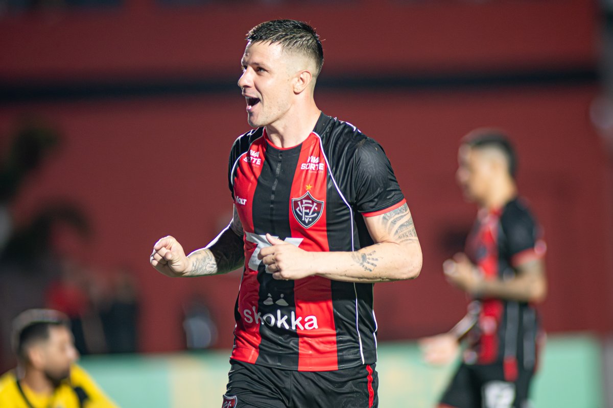 Vitória atropela ABC de virada no Barradão e põe um pé na final da Copa do Nordeste