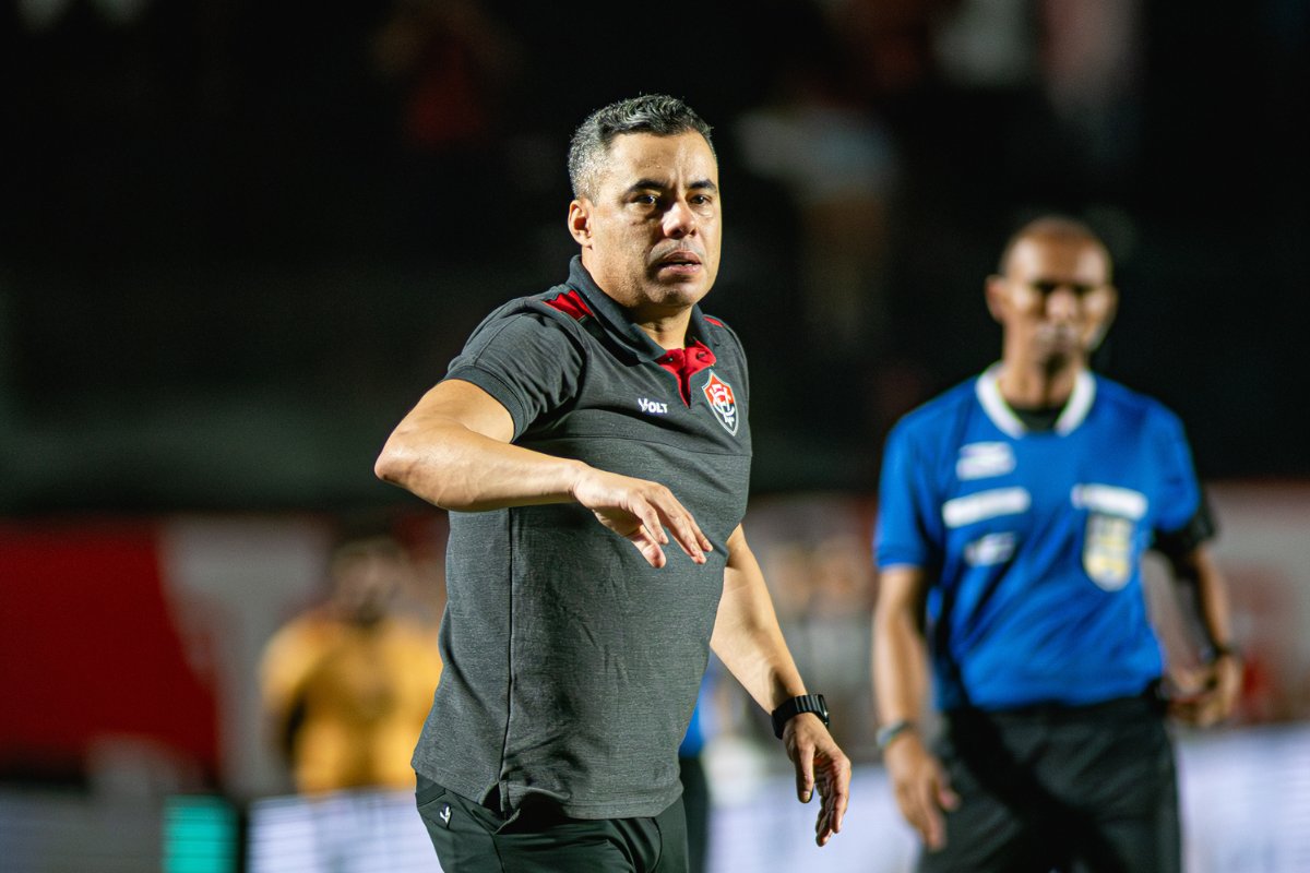 Jair Ventura valoriza reação do Vitória após goleada sobre o ABC: "Pés no chão"