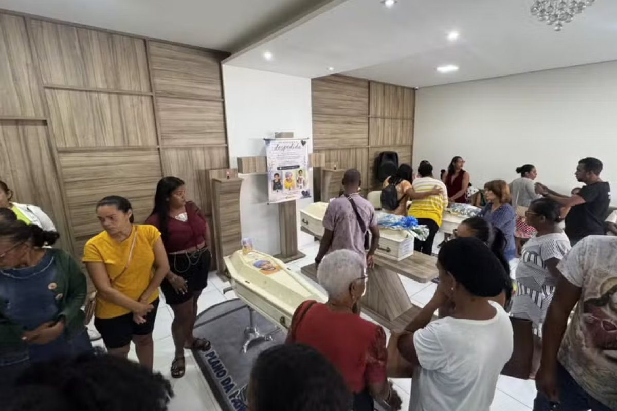 Corpos de crianças mortas em incêndio na cidade de Serrinha são enterrados