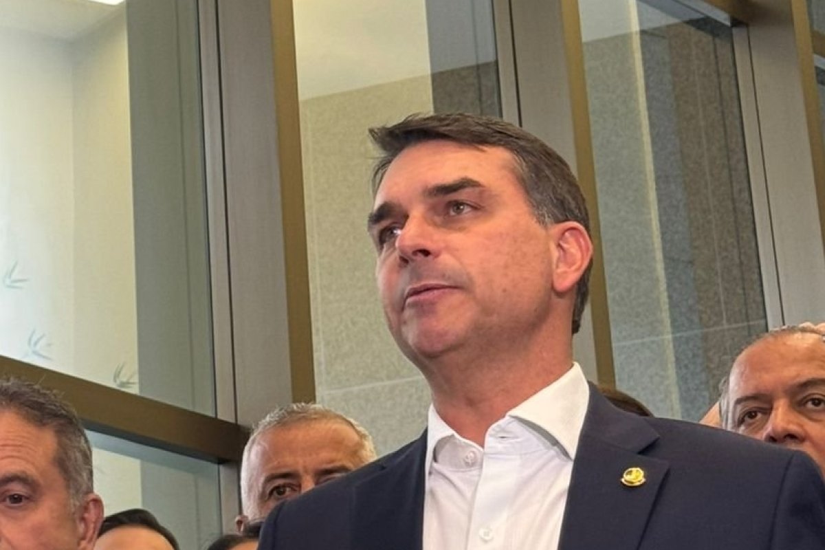 Vídeo: Flávio Bolsonaro cita Jaques Wagner e Rui Costa ao rebater cobranças sobre Daniel Vorcaro