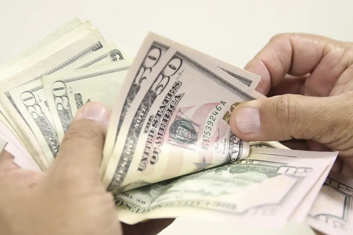 Dólar fecha a R$ 5 e Ibovespa sobe 0,17% com expectativa de acordo entre EUA e Irã