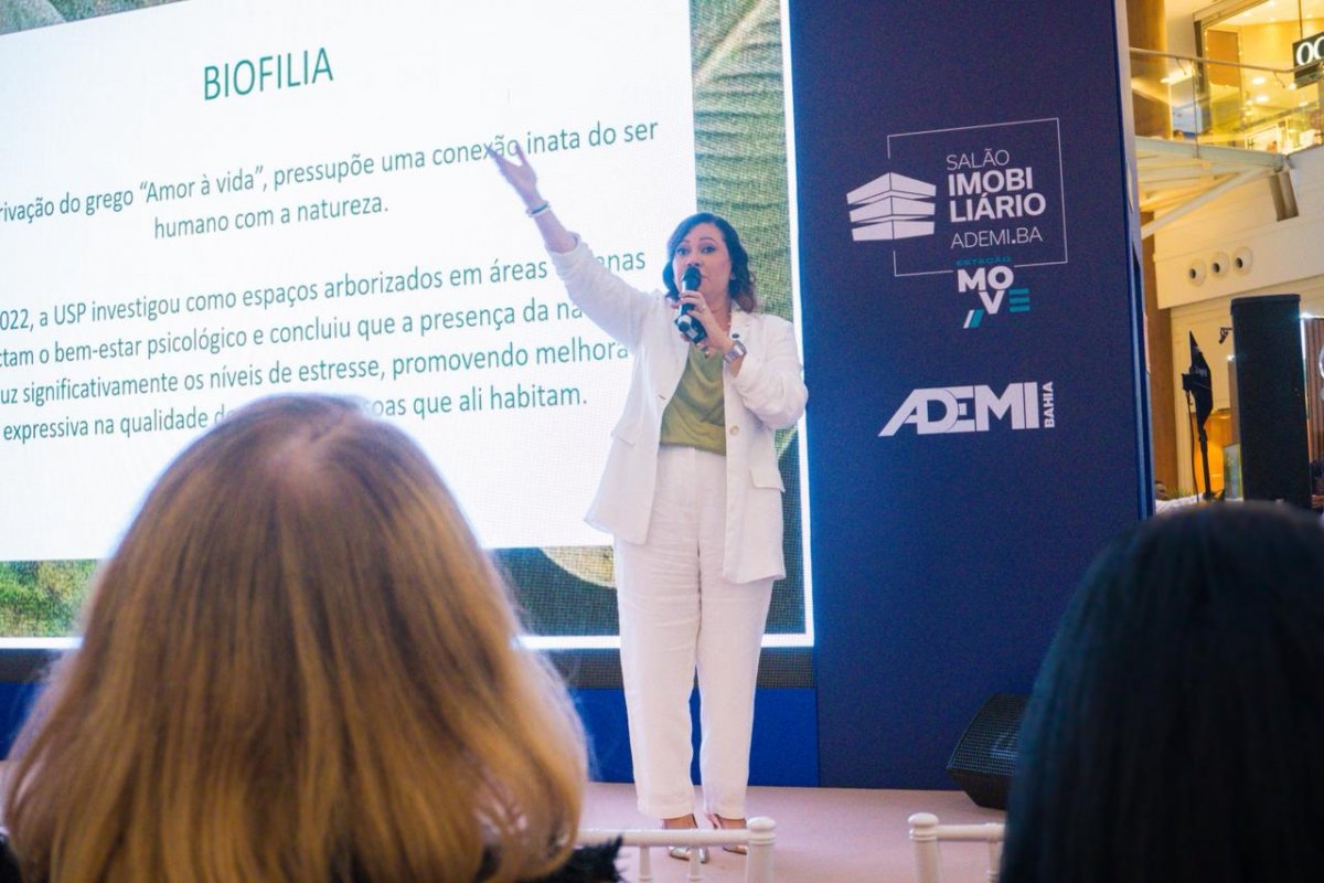 No Salão Imobiliário da Ademi, Elis Piñón destaca o papel da biofilia, do wellness e da ambiência sensorial na valorização de empreendimentos! 