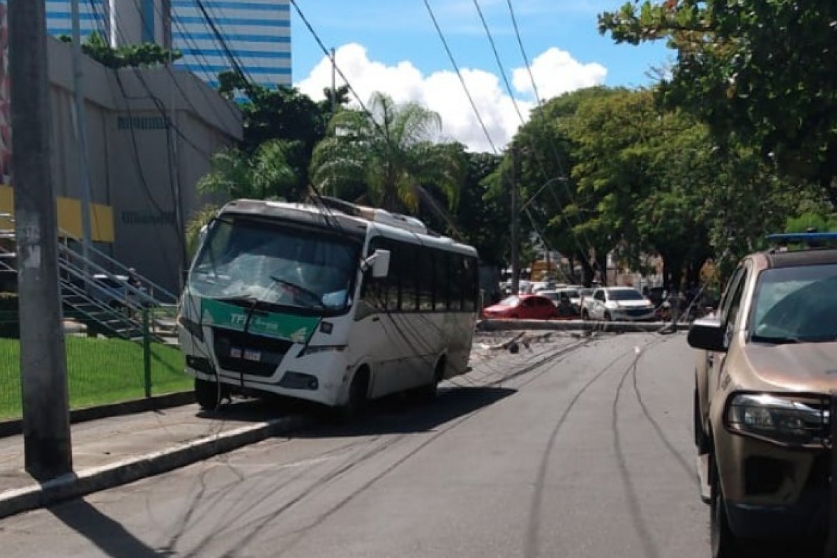 Ônibus derruba poste e deixa duas pessoas feridas em Salvador