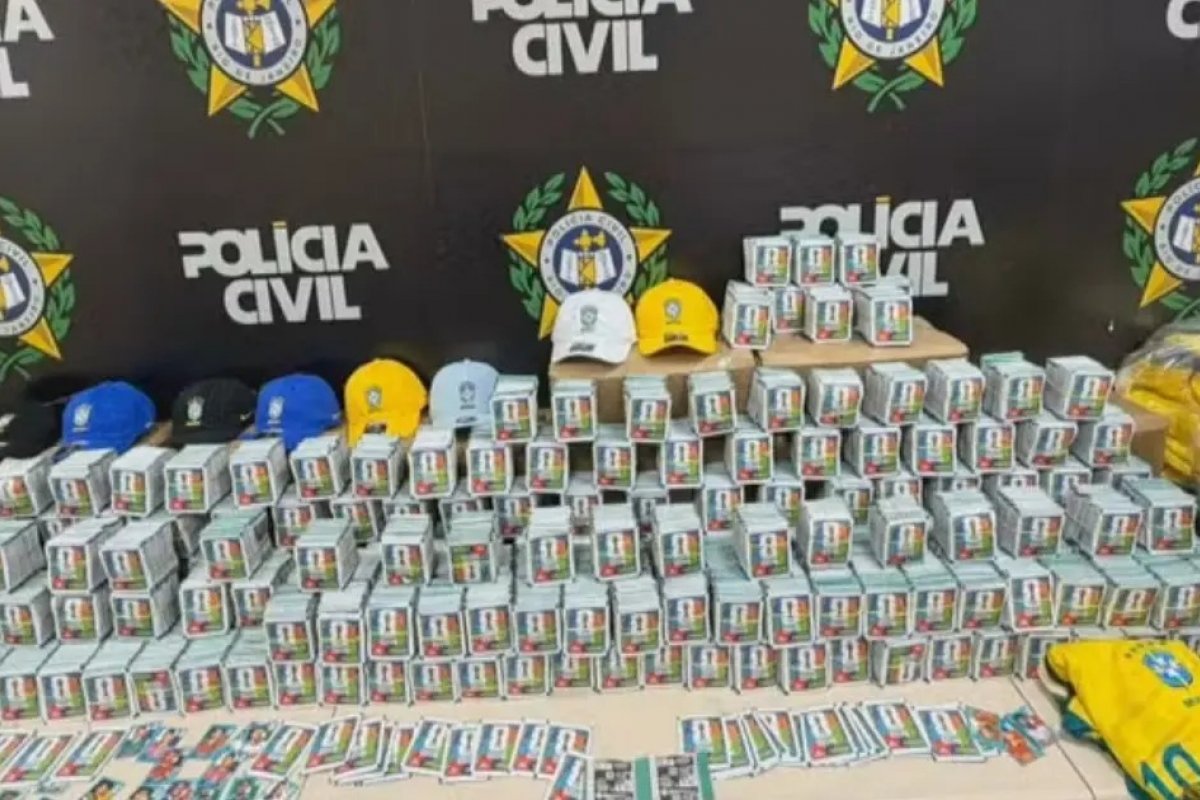 Carga com 200 mil figurinhas falsas da Copa do Mundo são apreendidas no Rio