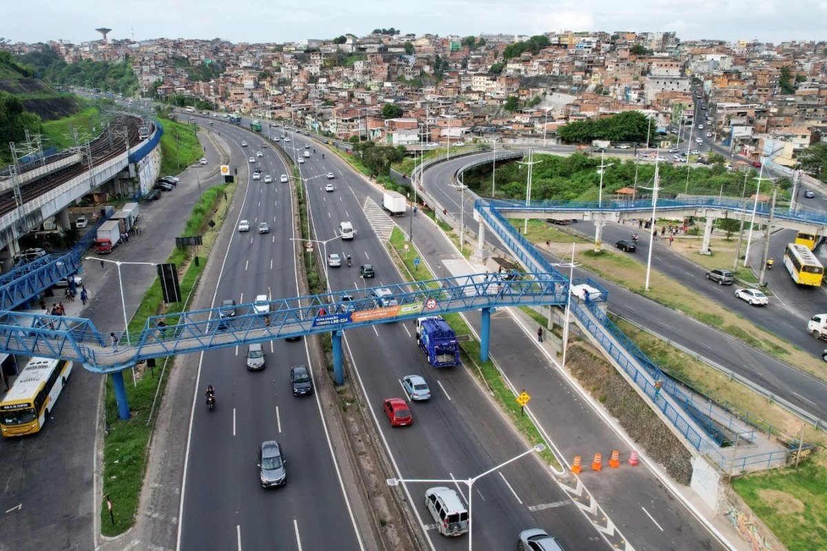 Obras do VLT causam bloqueios em trechos da BR-324, em Salvador