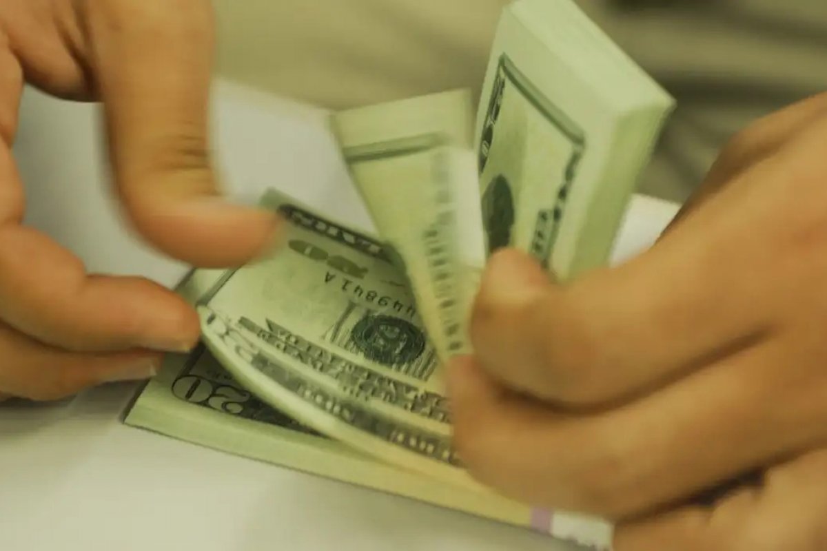 Dólar sobre e Bolsa cai com alta do petróleo e guerra no Irã ainda sem resolução