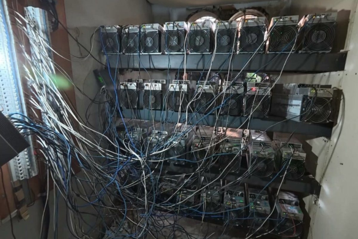 Polícia encontra fazenda de mineração clandestina de criptomoedas do Comando Vermelho no RJ