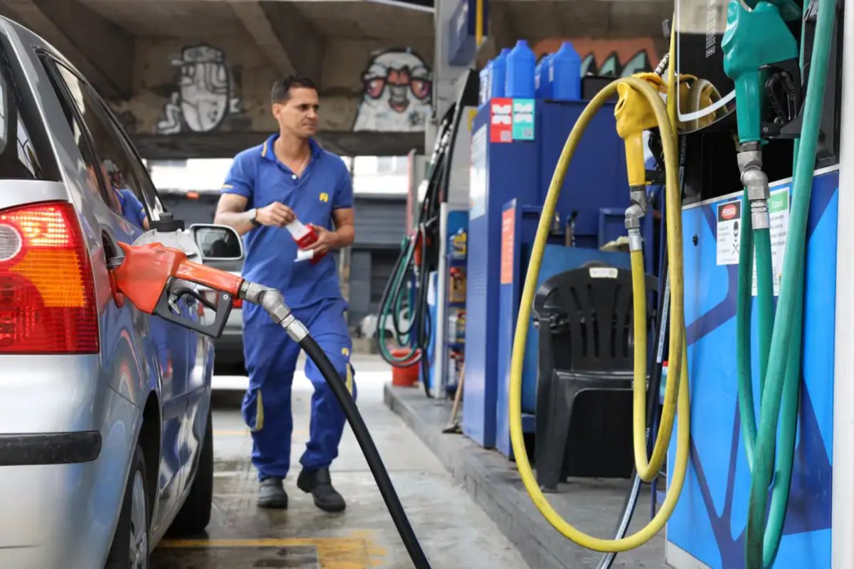 Subvenção da gasolina é fixada em R$ 0,44 por litro, anuncia governo