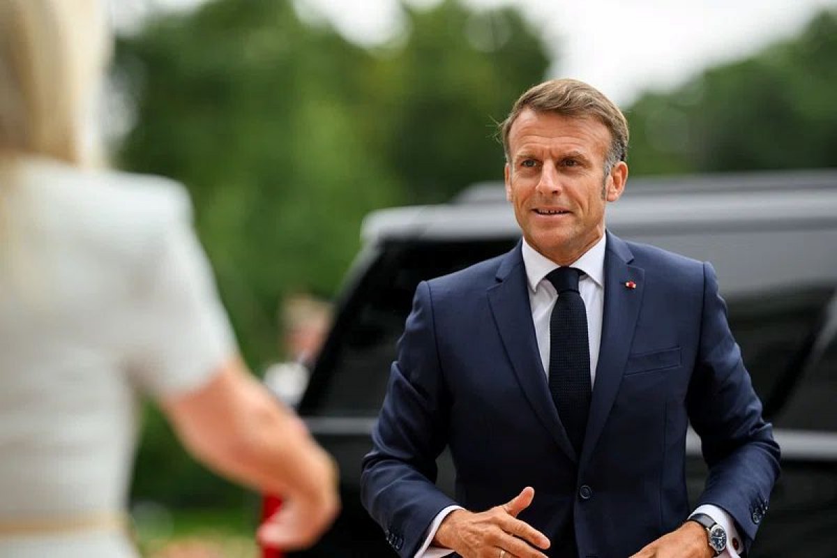 Emmanuel Macron fala em “reparar” escravização de povos africanos