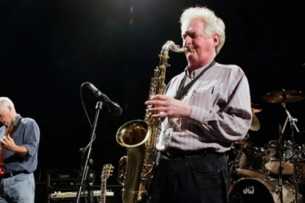 Morre Dick Parry, saxofonista histórico do Pink Floyd, aos 83 anos