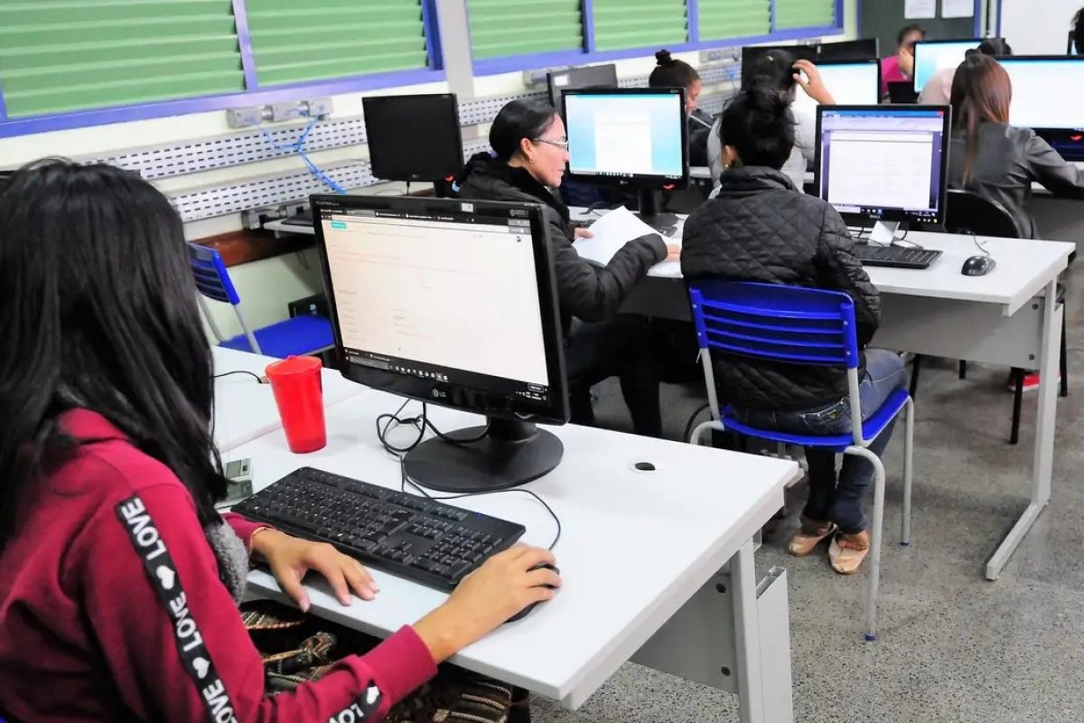 Brasil supera 100 mil escolas públicas com internet gratuita