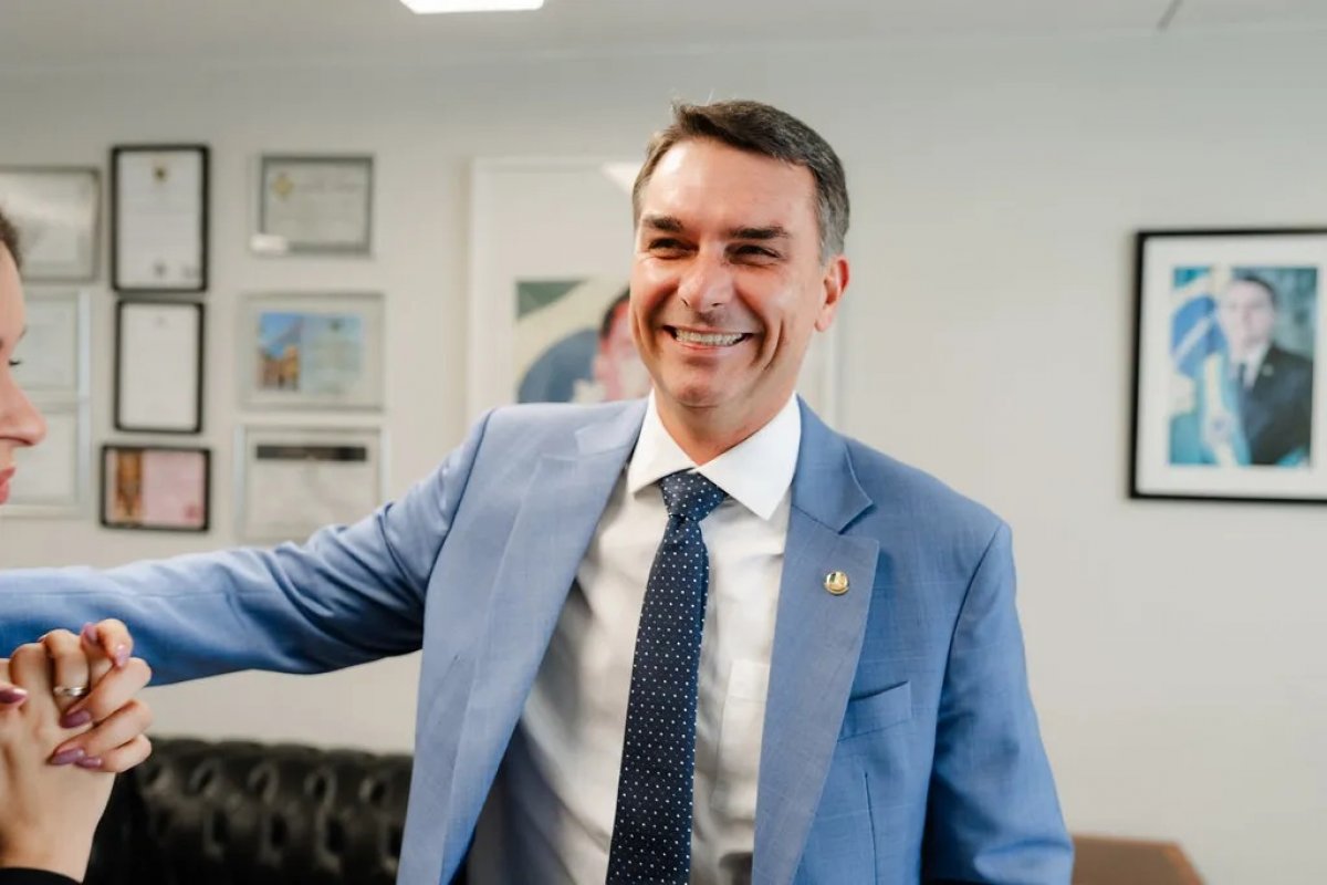 Após soltura de Zambelli, Flávio Bolsonaro diz ter se emocionado ao imaginar liberdade do pai