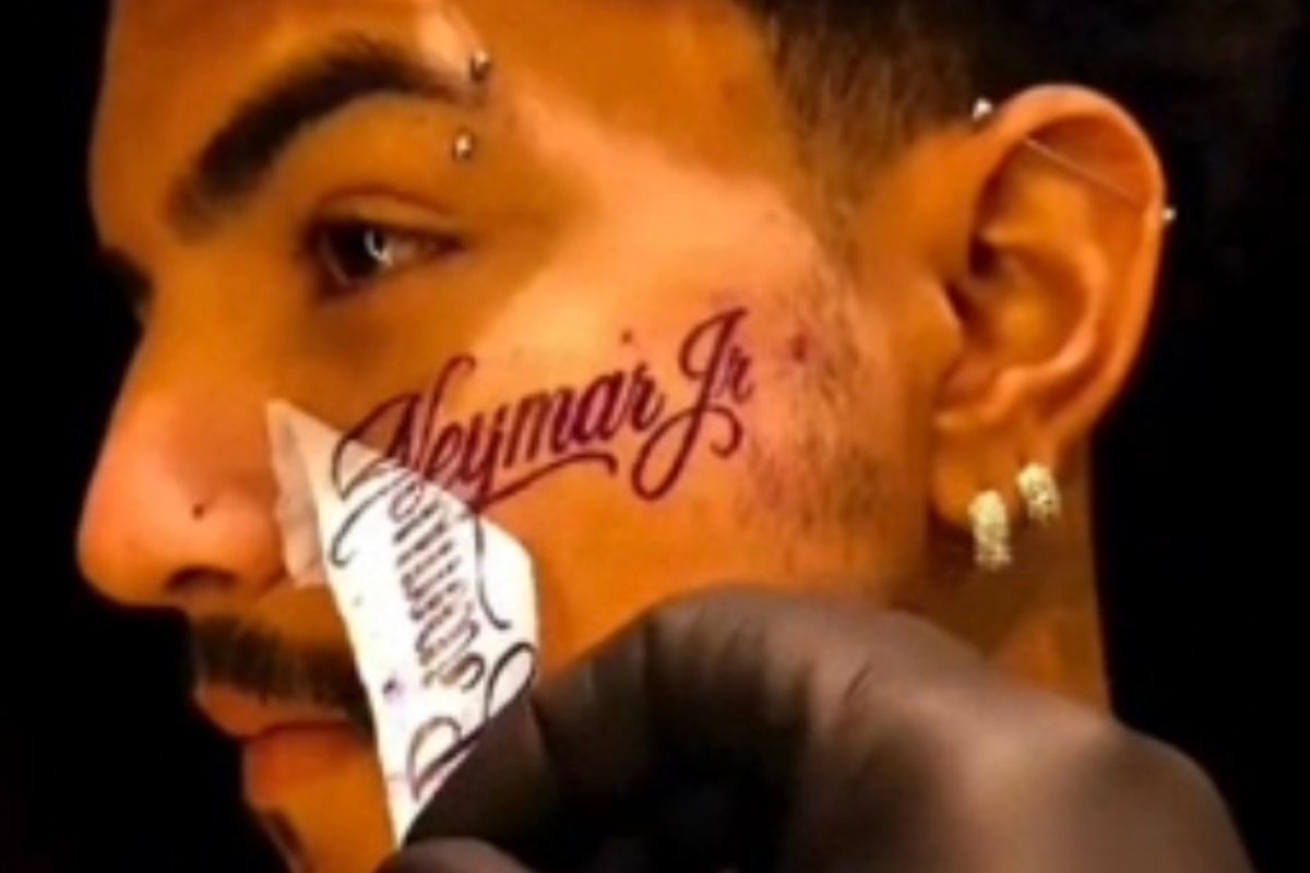 Vídeo: fã tatua nome de Neymar no rosto após convocação e viraliza