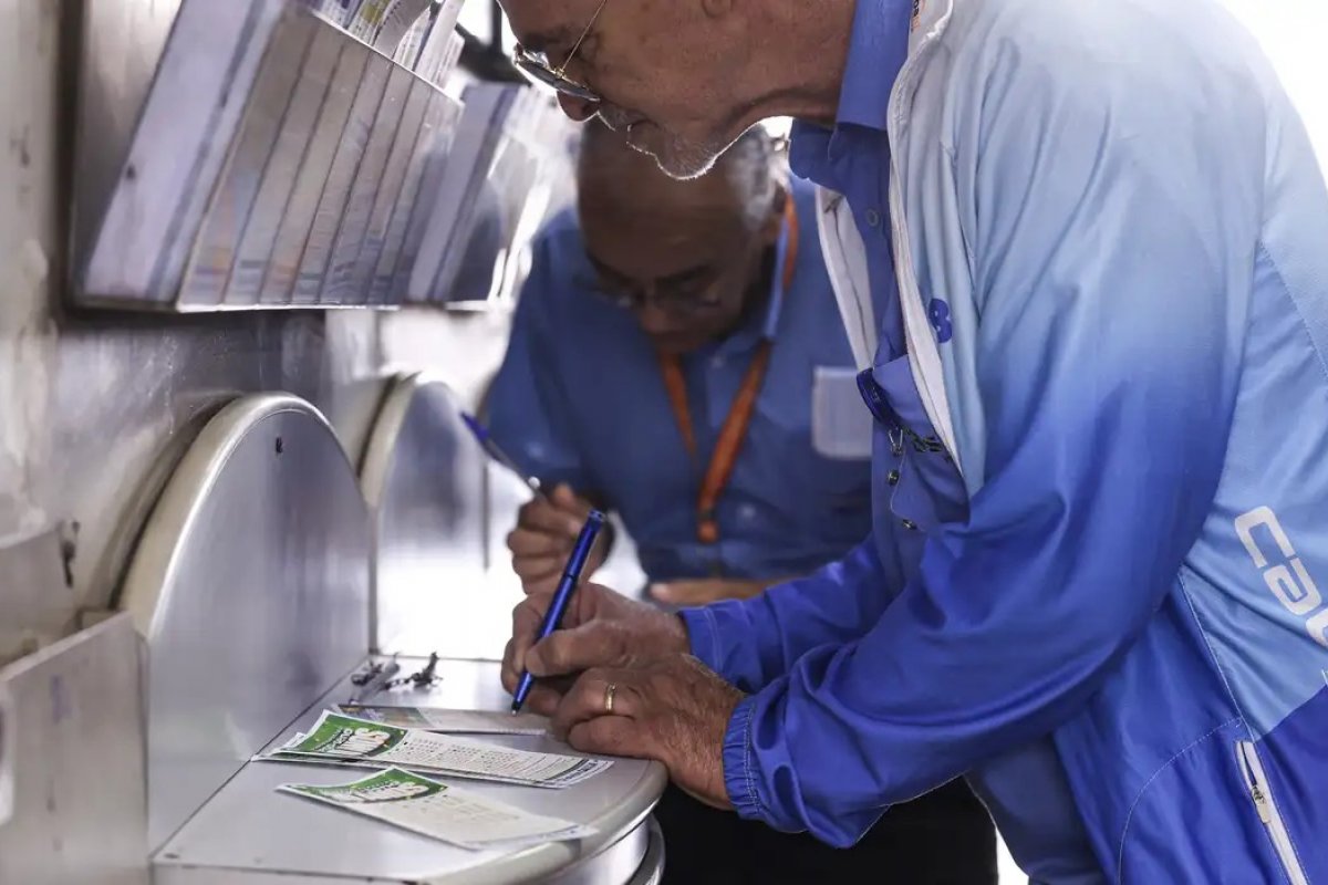 Confira dezenas sorteadas na Mega-Sena 30 anos neste domingo