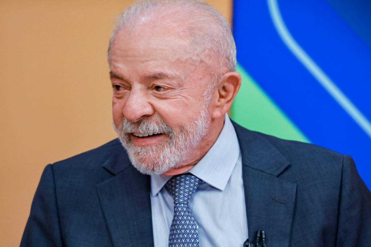 Lula passa por sessão de radioterapia preventiva após retirada de câncer de pele