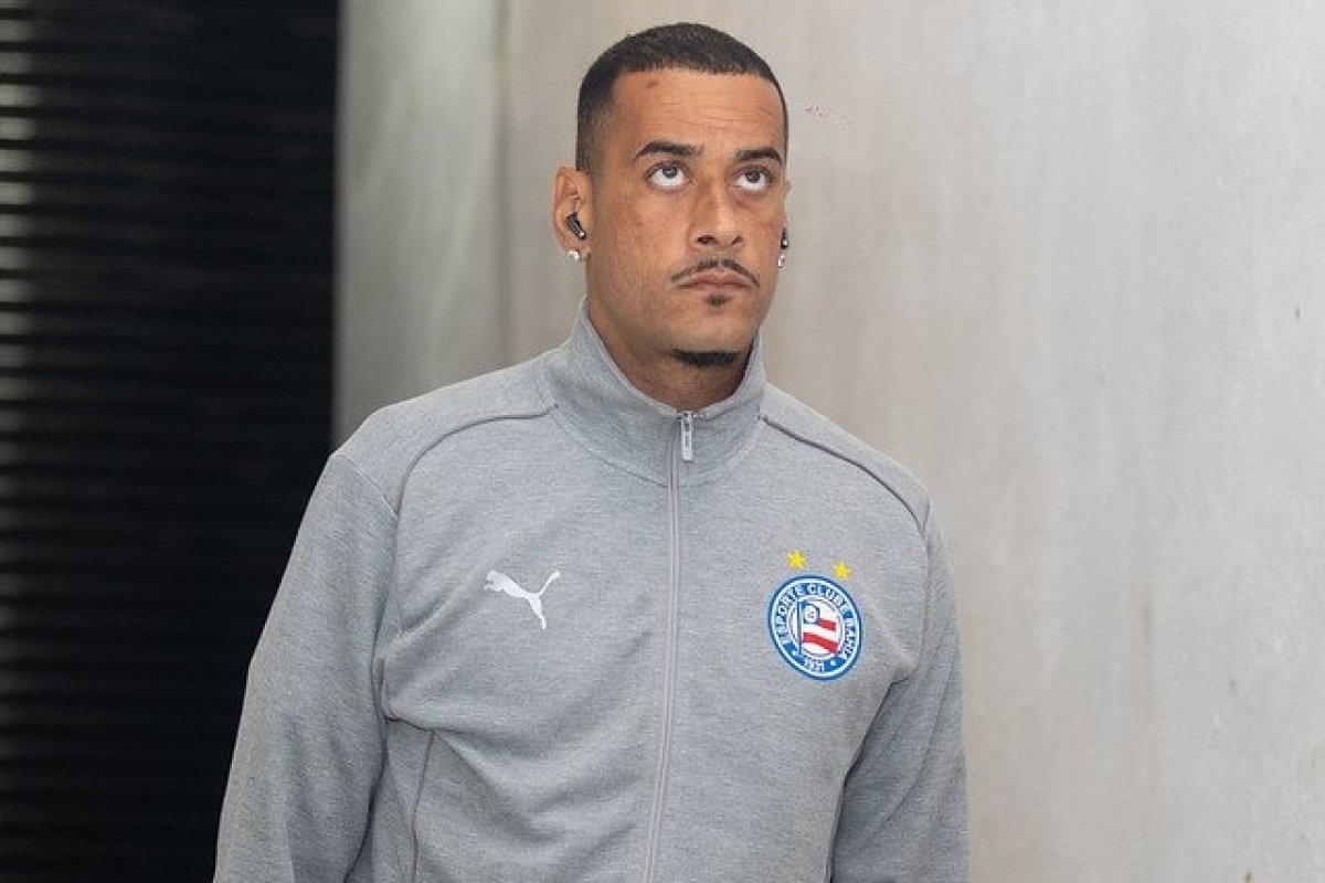 Léo Vieira sofre lesão na primeira etapa de duelo contra Coritiba e precisa ser substituído no intervalo