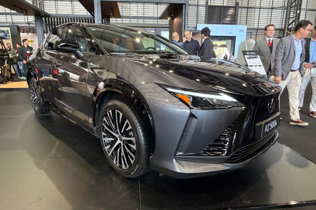 SUV elétrico da Lexus surge em evento de aviação em SP