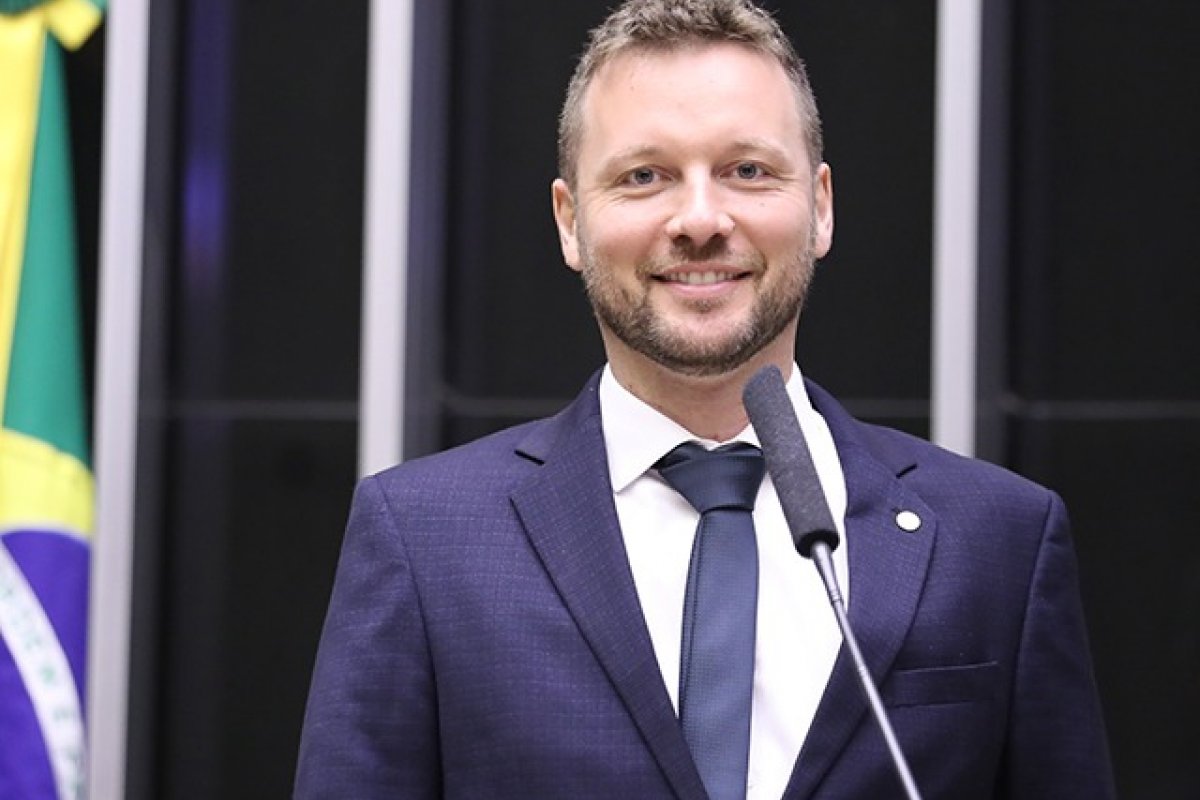 Vídeo: Após deputado bolsonarista pedir vista, análise PEC do fim da escala 6X1 é adiada para quarta-feira (27)