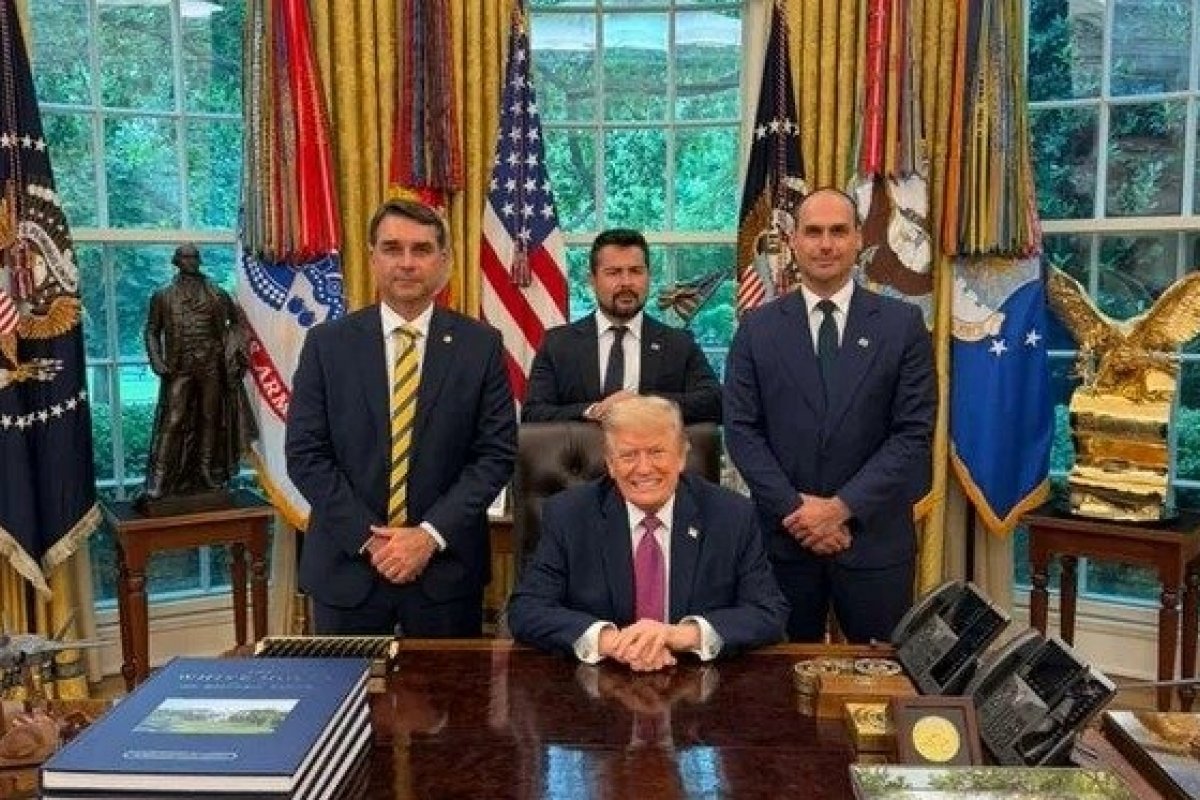Flávio e Eduardo Bolsonaro se reúnem com Trump na Casa Branca 