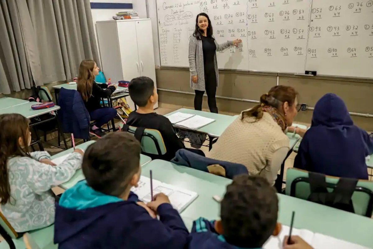 Senado aprova MP que estabelece piso de R$ 5.130 para professores