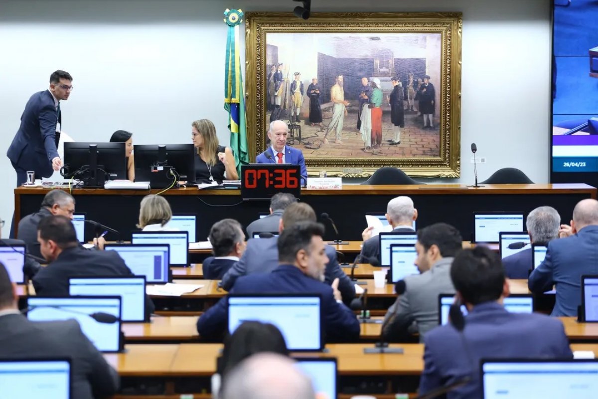 CCJ retoma votação da PEC da maioridade penal nesta quarta-feira