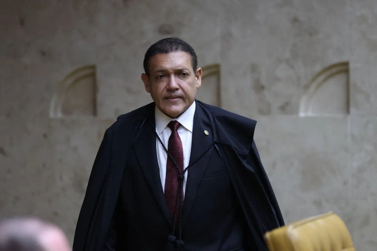 Nunes Marques dá 20 dias para PGR se manifestar sobre pedido de revisão da condenação de Jair Bolsonaro