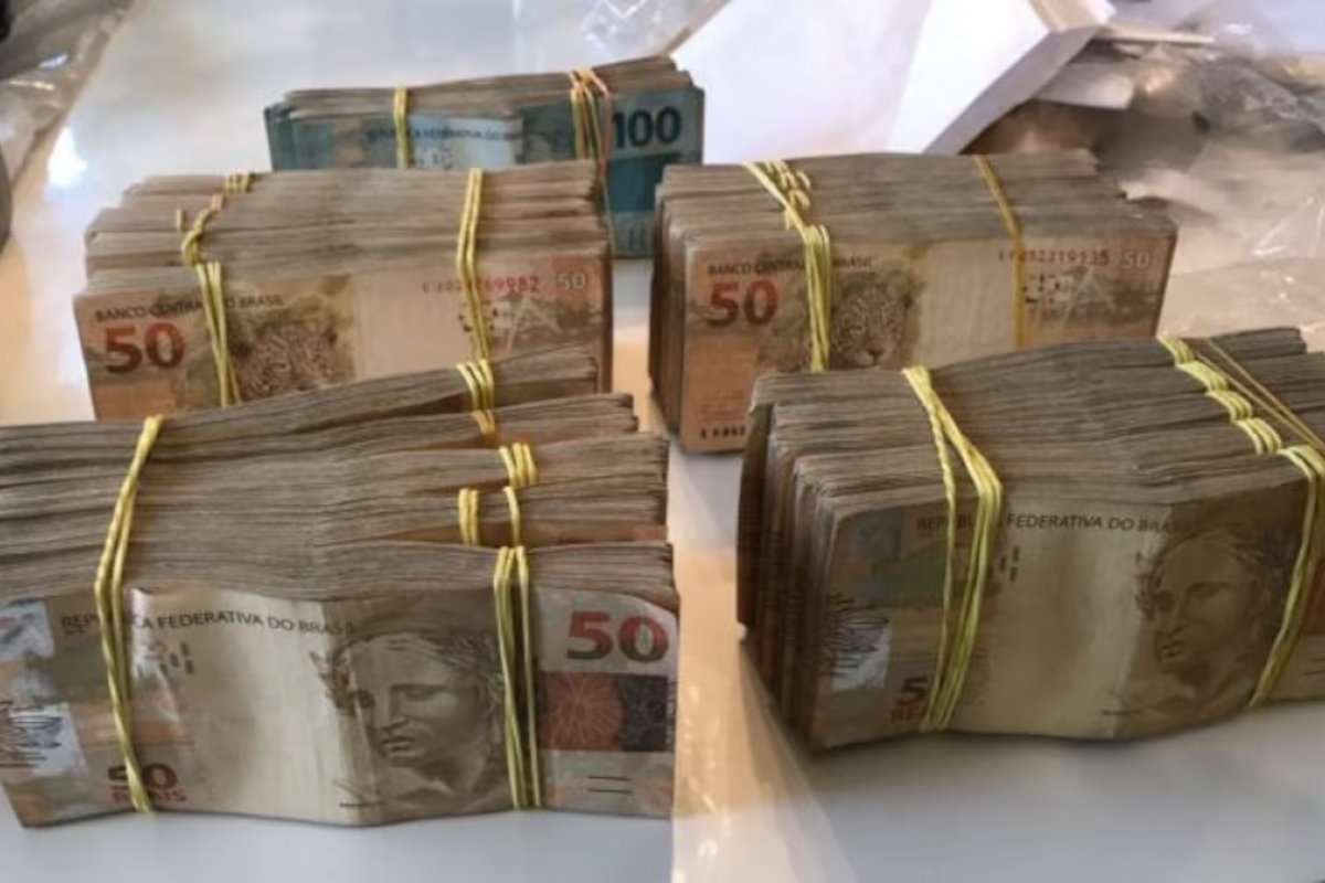 PF apreende mais de R$ 200 mil em sacolas de lixo de servidor do INSS