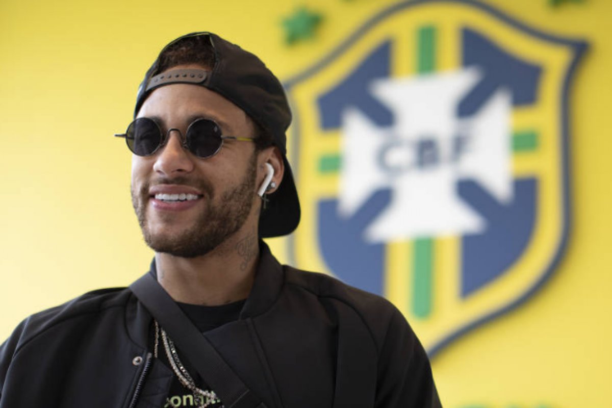 Após chegar para se apresentar a Seleção, Neymar não participa de treino