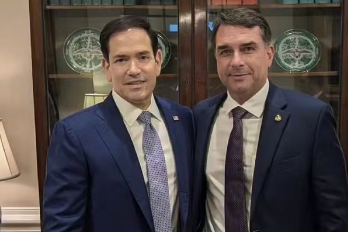 Flávio Bolsonaro volta à Casa Branca e fala com Rubio e JD Vance um dia após encontro com Trump