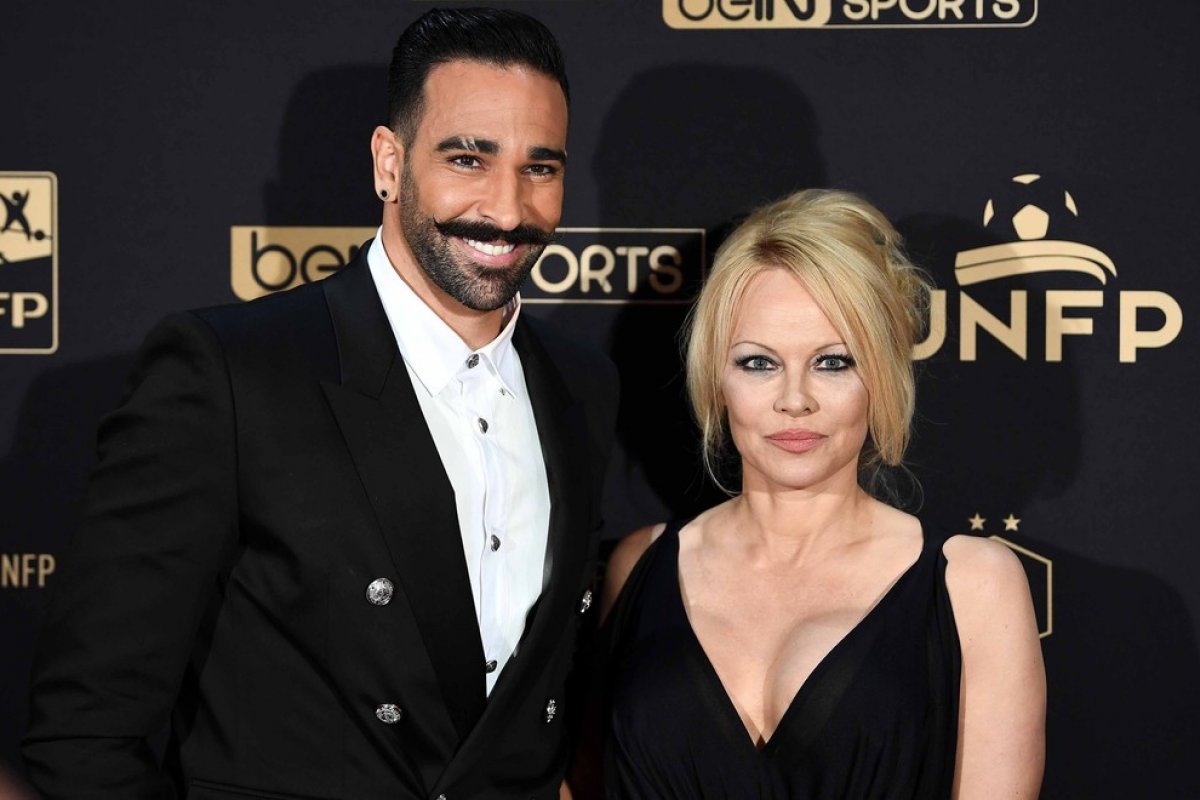 Pamela Anderson termina namoro com zagueiro e relata relacionamento conturbado