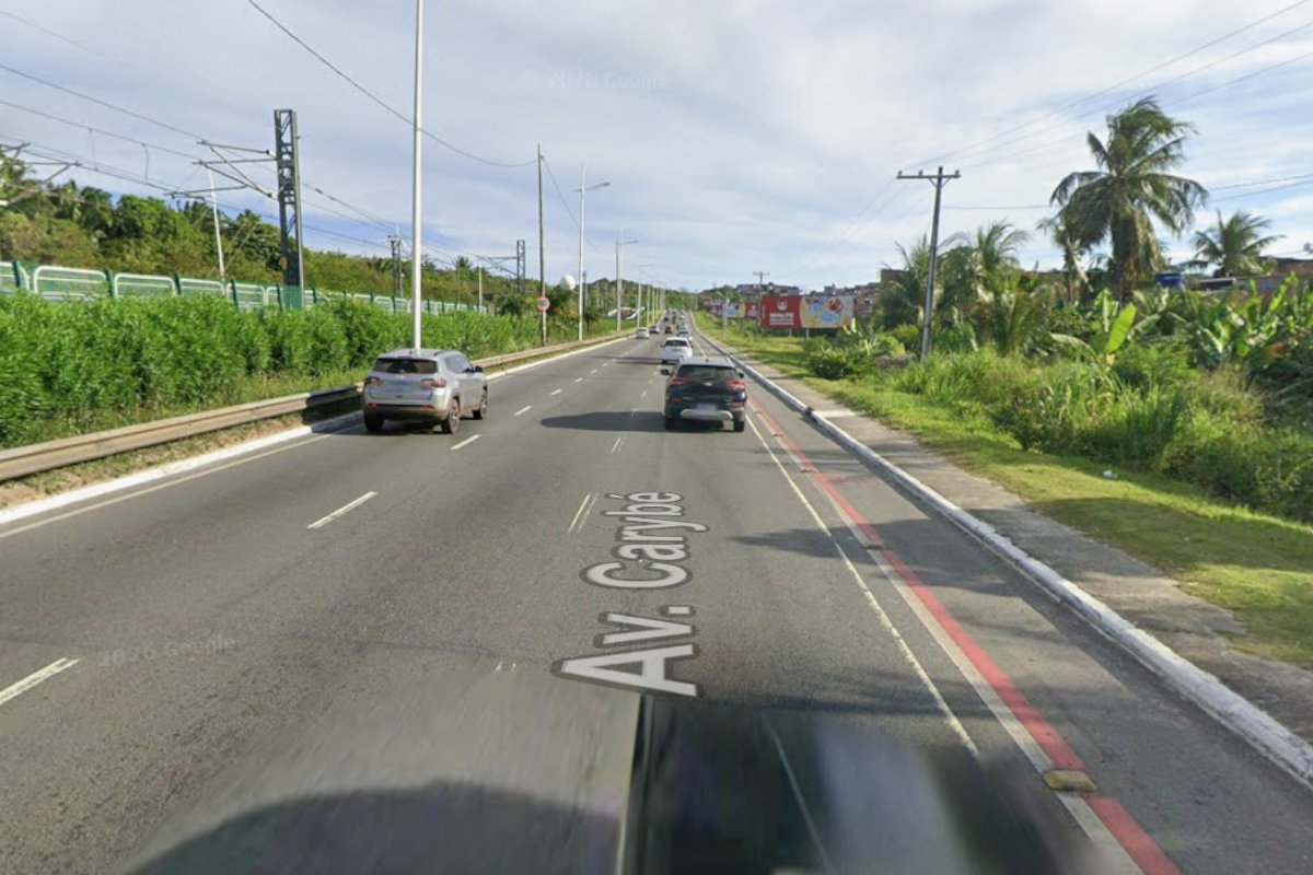 Pista de avenida de Salvador fica interditada após carro capotar