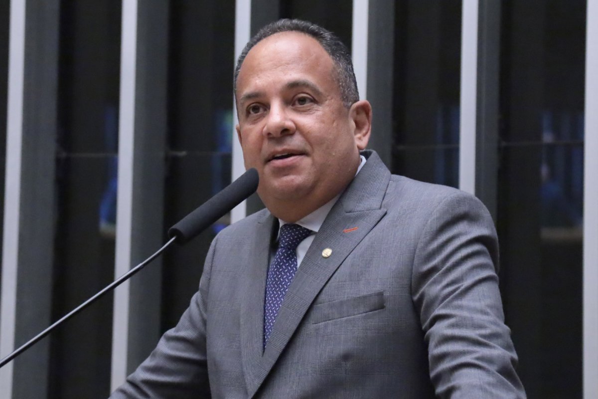 Vídeo: Jorge Araújo explica motivo de não ter votado pelo fim da escala 6x1 no 2º turno: "App travou"