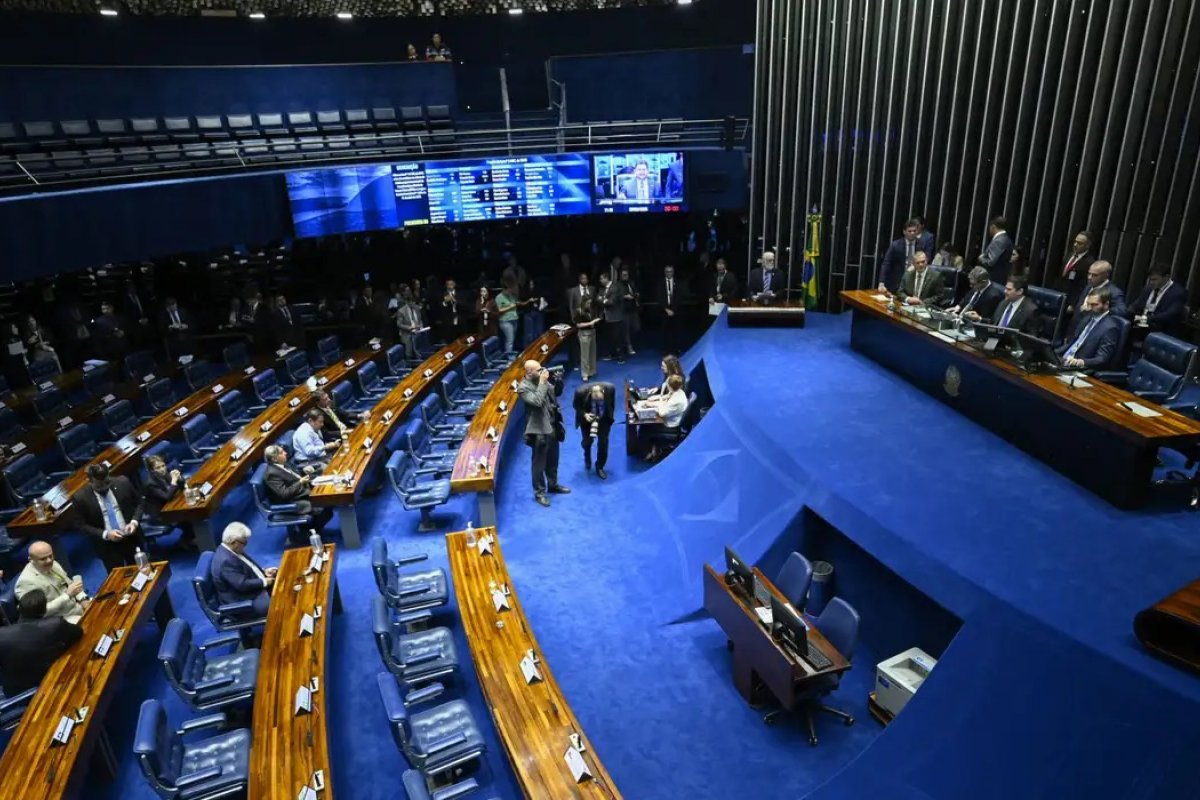 Metade do Senado apoia PEC do fim da escala 6x1 diferente da Câmara, diz colunista; texto associa remuneração às horas trabalhadas
