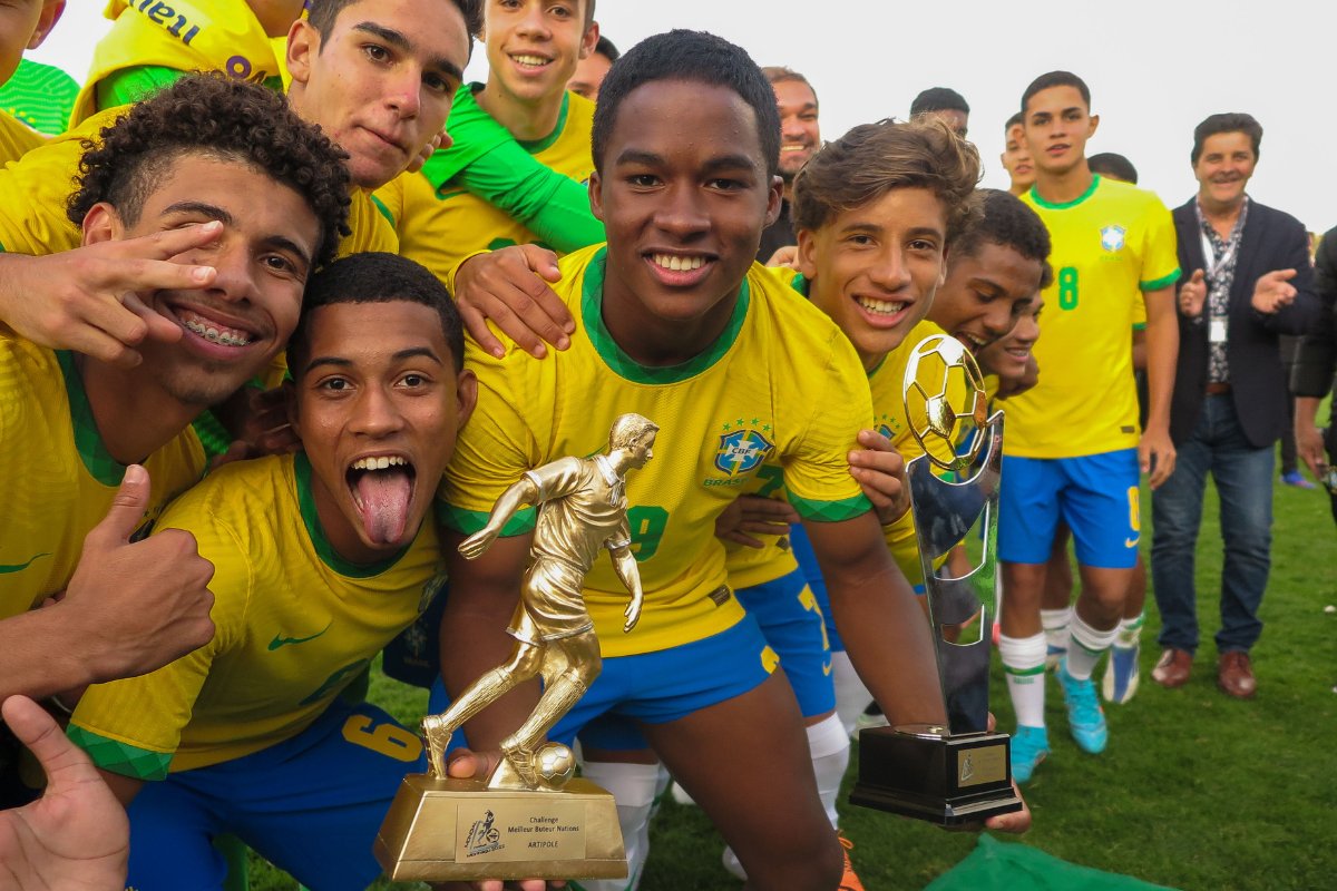 22 dos 26 convocados para a Copa passaram pelas Seleções de Base