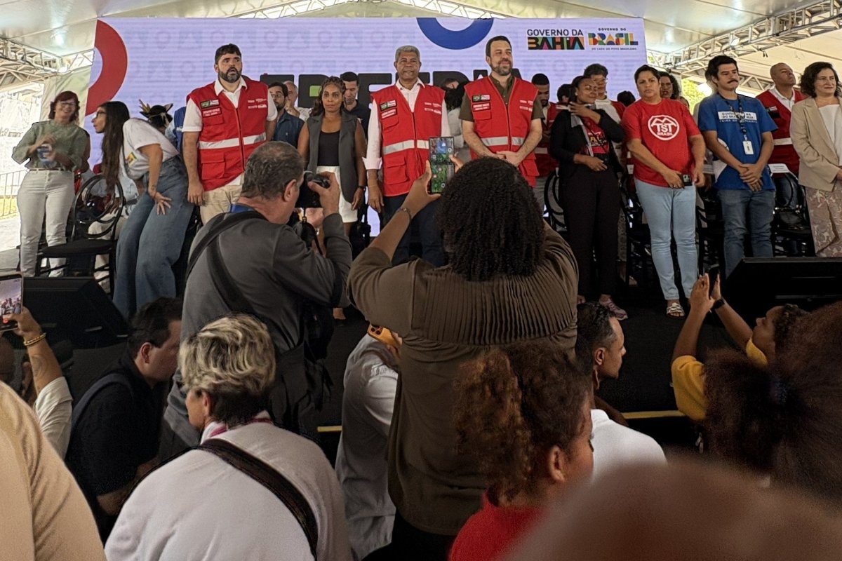 Com a presença de Jerônimo e Guilherme Boulos, mutirão com serviços essenciais para população é lançado em Salvador