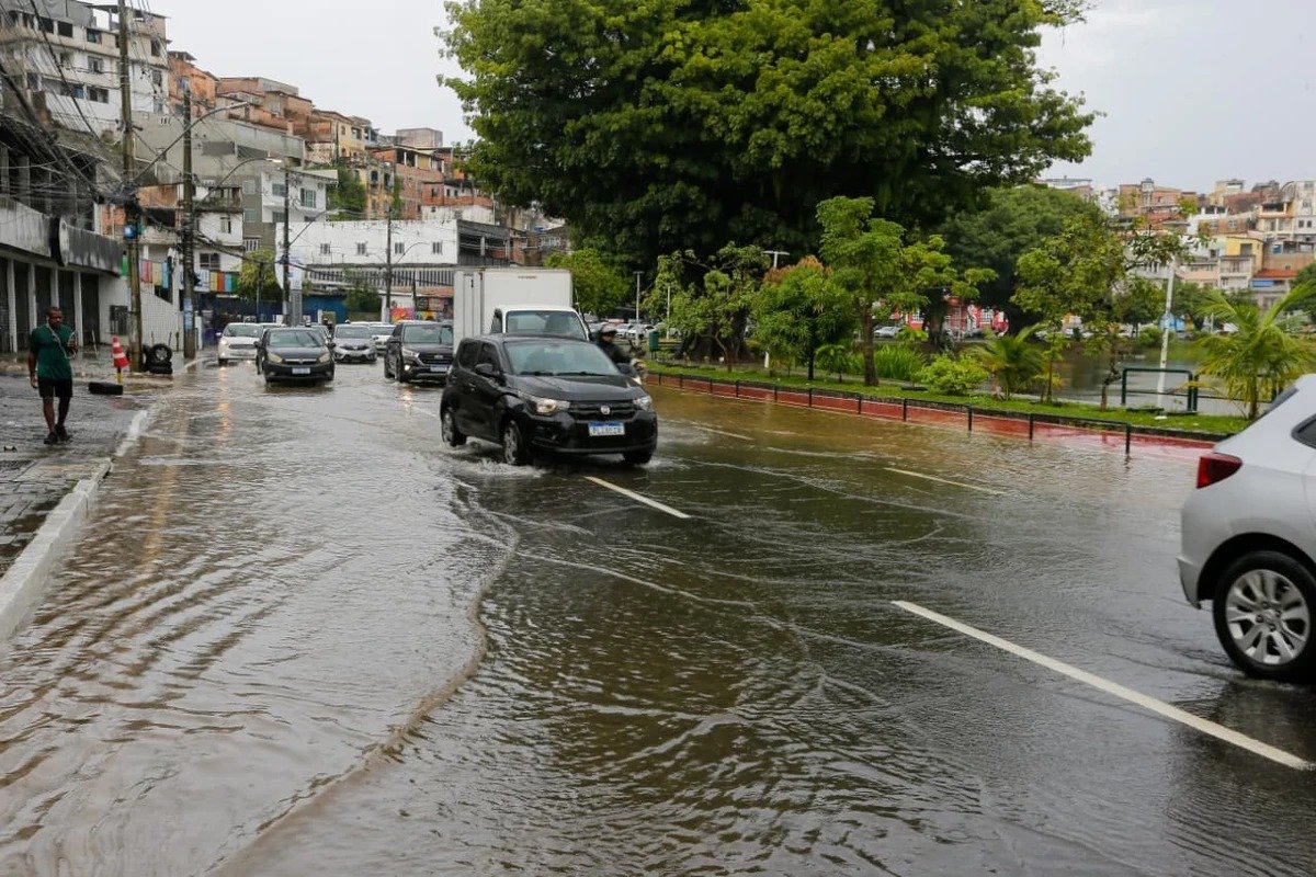 Inema alerta para chuvas intensas e risco de alagamentos no litoral da Bahia neste fim de semana