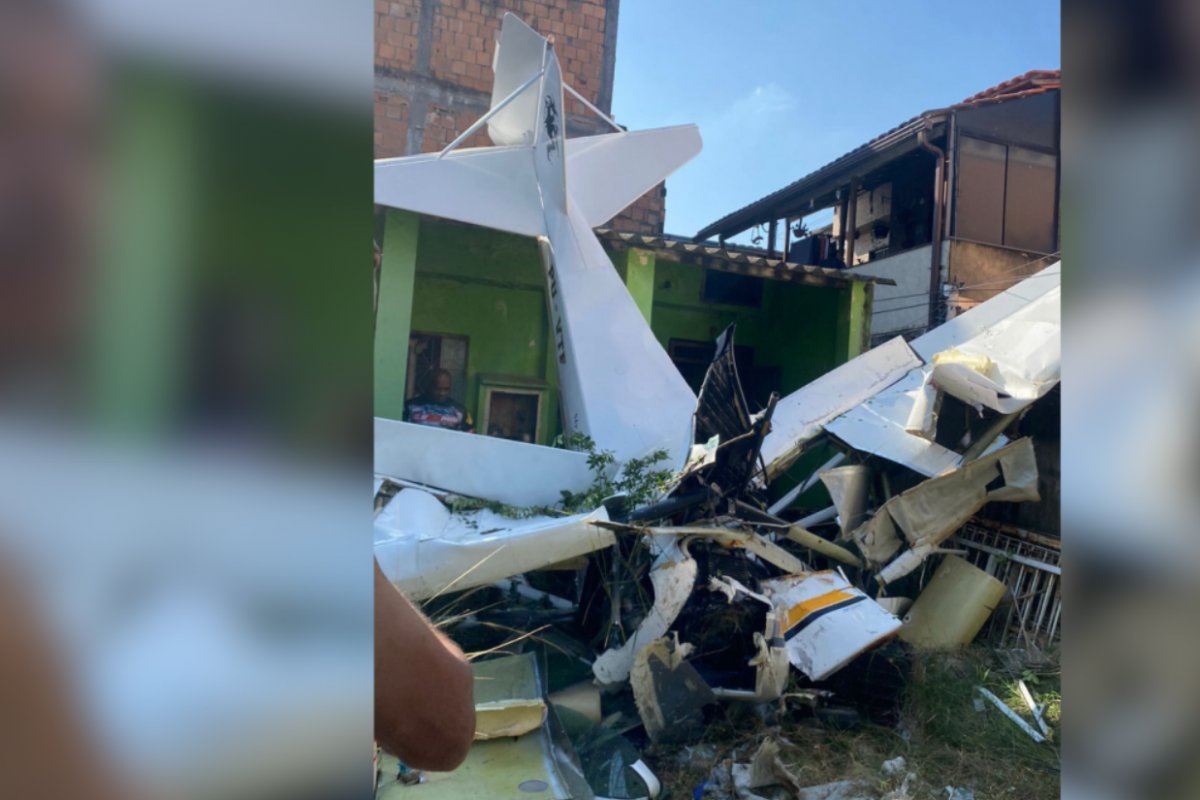 Vídeo: avião de pequeno porte cai sobre residência em Nova Iguaçu, no RJ; piloto não resistiu