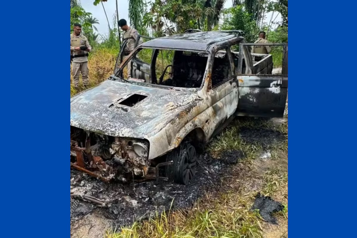 Corpos carbonizados são encontrados em carro na Bahia; polícia investiga se as vítimas são secretário e técnico agrícola desaparecidos