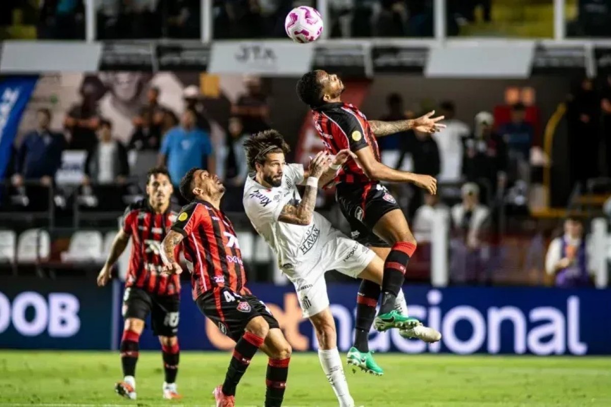 Vitória falha na defesa e perde para o Santos na Vila Belmiro 