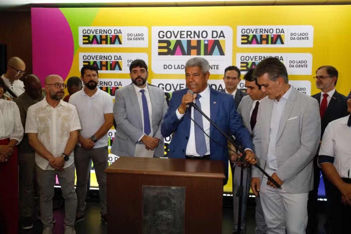Jerônimo sanciona lei que cria abono extraordinário para profissionais da educação da rede estadual