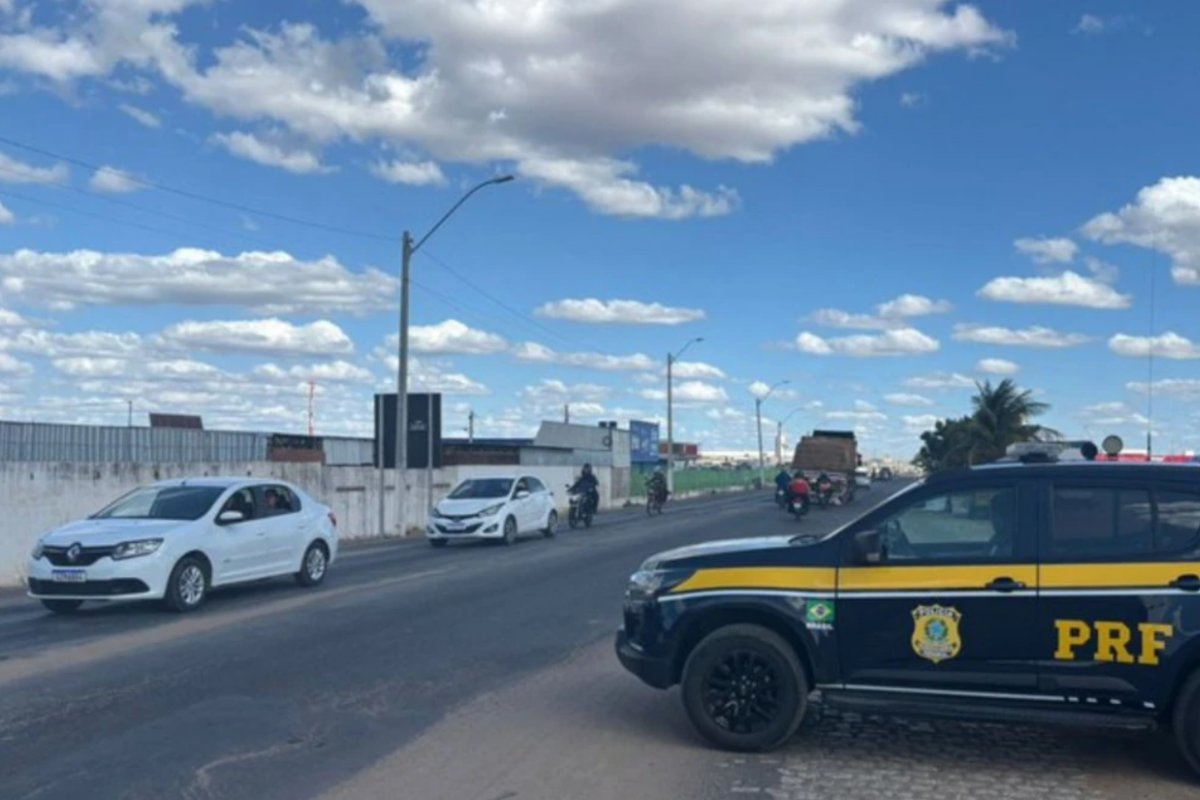 Motociclista morre após colisão com carreta na BR-116, no interior da Bahia