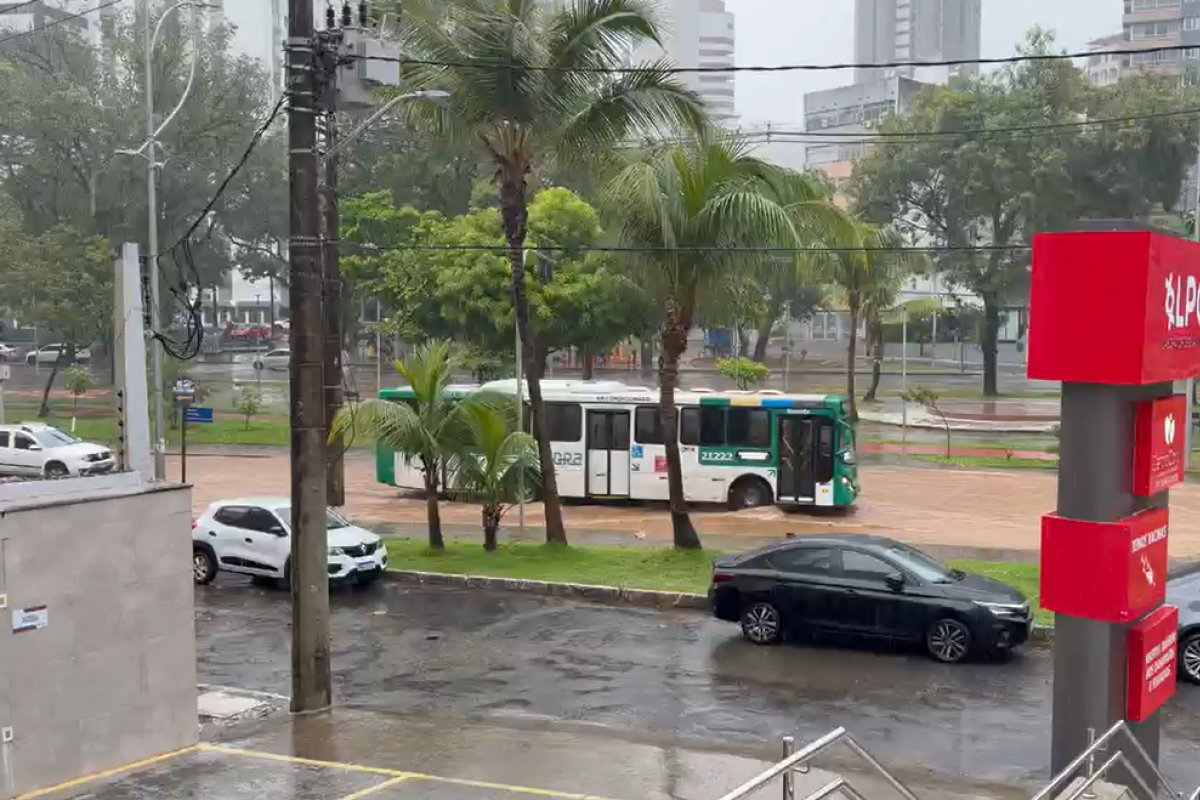 Vídeo: chuva provoca alagamentos e transtornos nas principais avenidas de Salvador 