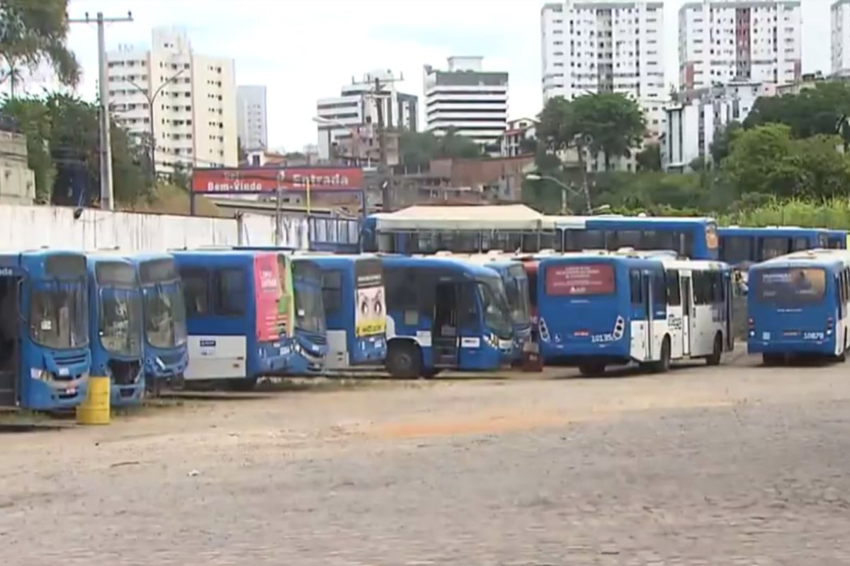 Rodoviários da antiga CSN realizam protesto na Paralela e pedem pagamento de rescisão