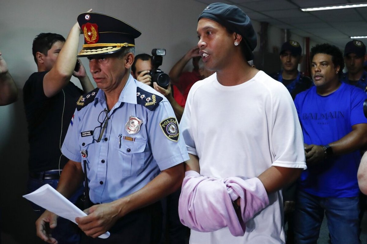 Caso Ronaldinho Gaúcho: Justiça mantém prisão do ex-jogador e do irmão