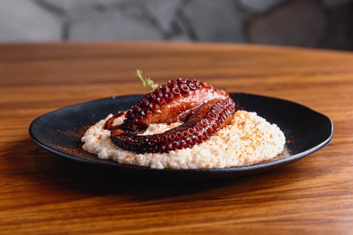 Dia dos Namorados ganha atmosfera romântica no Santiago Culinária Ibérica! 