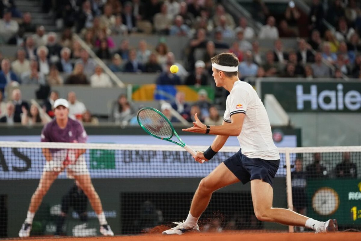 Mensik elimina Fonseca nas quartas de Roland Garros após batalha no terceiro set
