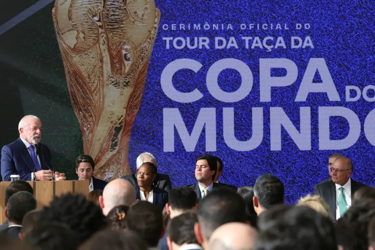 Lula sanciona lei da Copa do Mundo Feminina e reconhece pioneiras