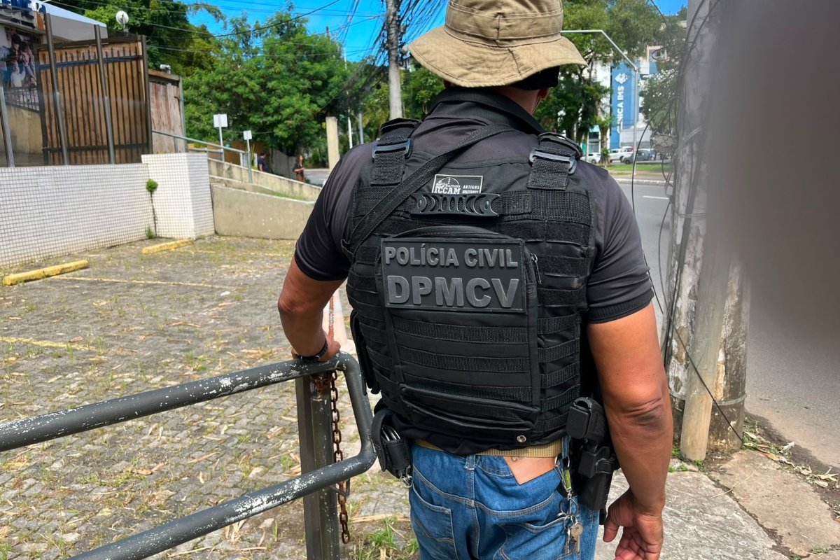 Casal é preso por ameaçar mulher e descumprir medida protetiva em Candeias